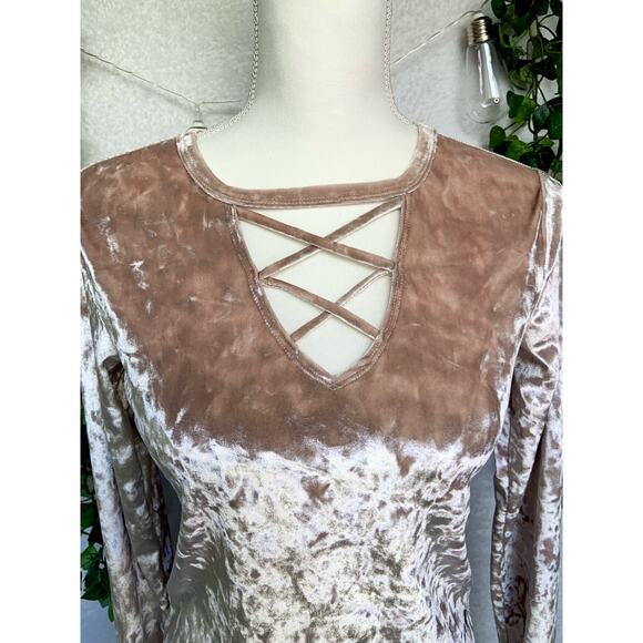 Hollister Beige Nude Velour Crop Top With Chest Opening Women's size Small - Picture 4 of 11